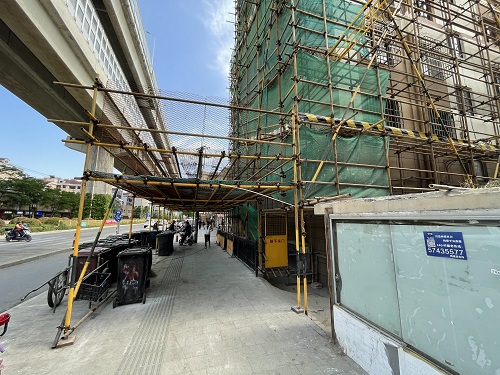 615404bc98ecb.jpg 防護棚未及時(shí)懸挂安全警示牌.jpg